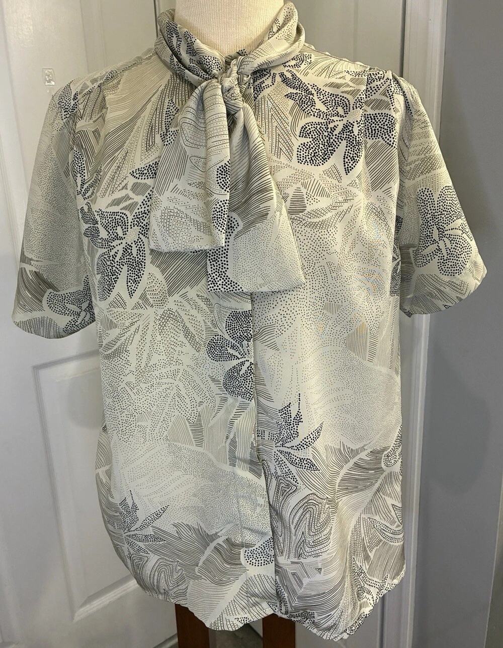 Vintage Alfred Dunner Size 14 Blouse Bow Tie Neck Floral Abstract Gray